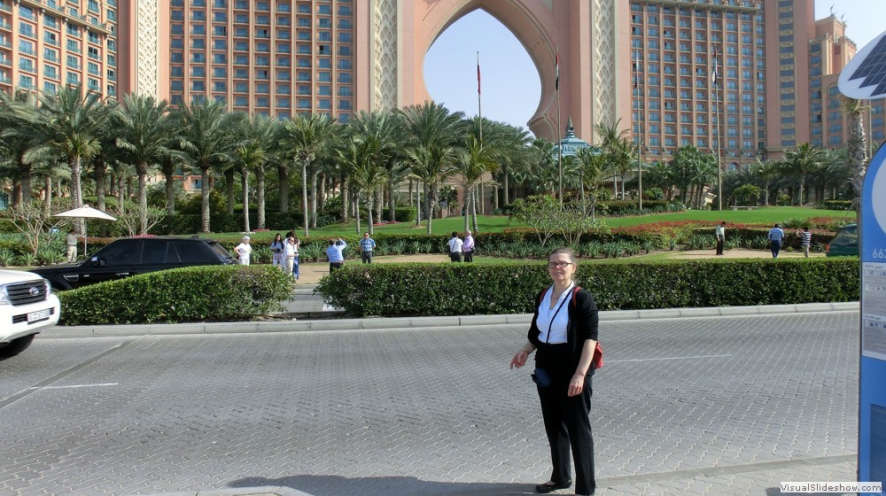 22-Renate vor dem gigantischen Hotel Atlantis